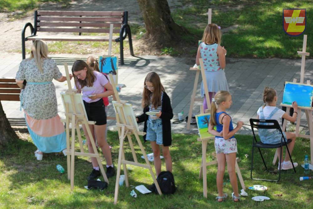 Zdjęcie: Na zdjęciu: dzieci malują obrazy
